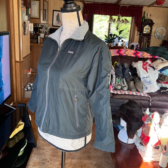 Kids Patagonia fleece lined bomber jacket green size Medium. - Picture 4 of 16